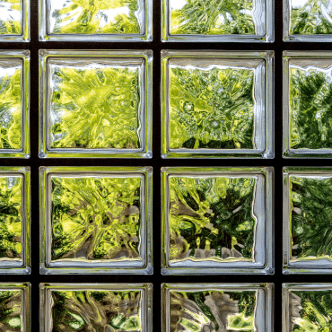 Glasbausteine ersetzen und Fenster einbauen Beispiel alter Glaswand mit quadratischen Glasbausteinen und Lichtreflexen