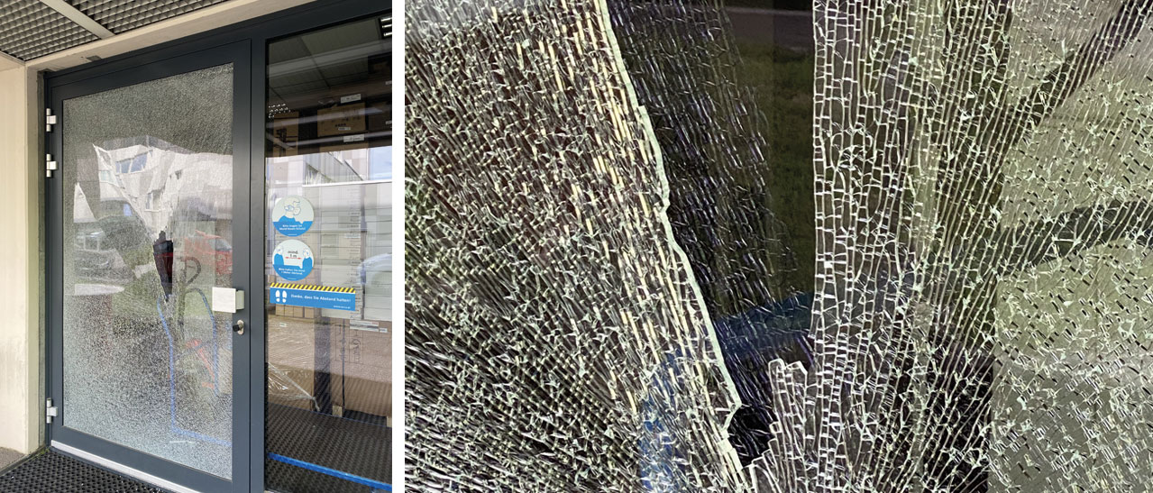 Glasbruch bei Eingangstüren zeigt stark beschädigte Glaselemente einer Haustür nach Gewalteinwirkung.