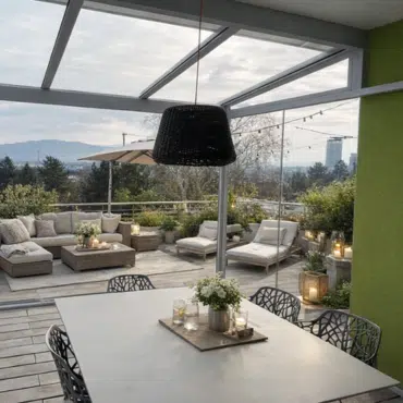 Moderner Dachterrassen-Wintergarten mit klarem Glasdach, Blick über die Stadt und stilvoller Outdoor-Lounge-Möblierung.