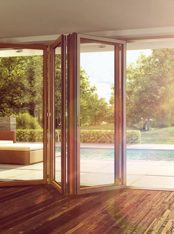 Geöffnete Faltwand aus Holz am Pool. Die Sunflex Faltfunktion ermöglicht einen nahtlosen Übergang.