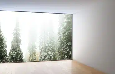 Großes Glasfenster mit Blick in die Natur.