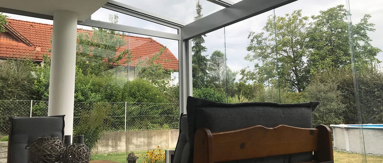Sommergärten und Glashäuser nach Maß verbinden Wohnkomfort mit freiem Blick in die Natur durch transparente Glasflächen