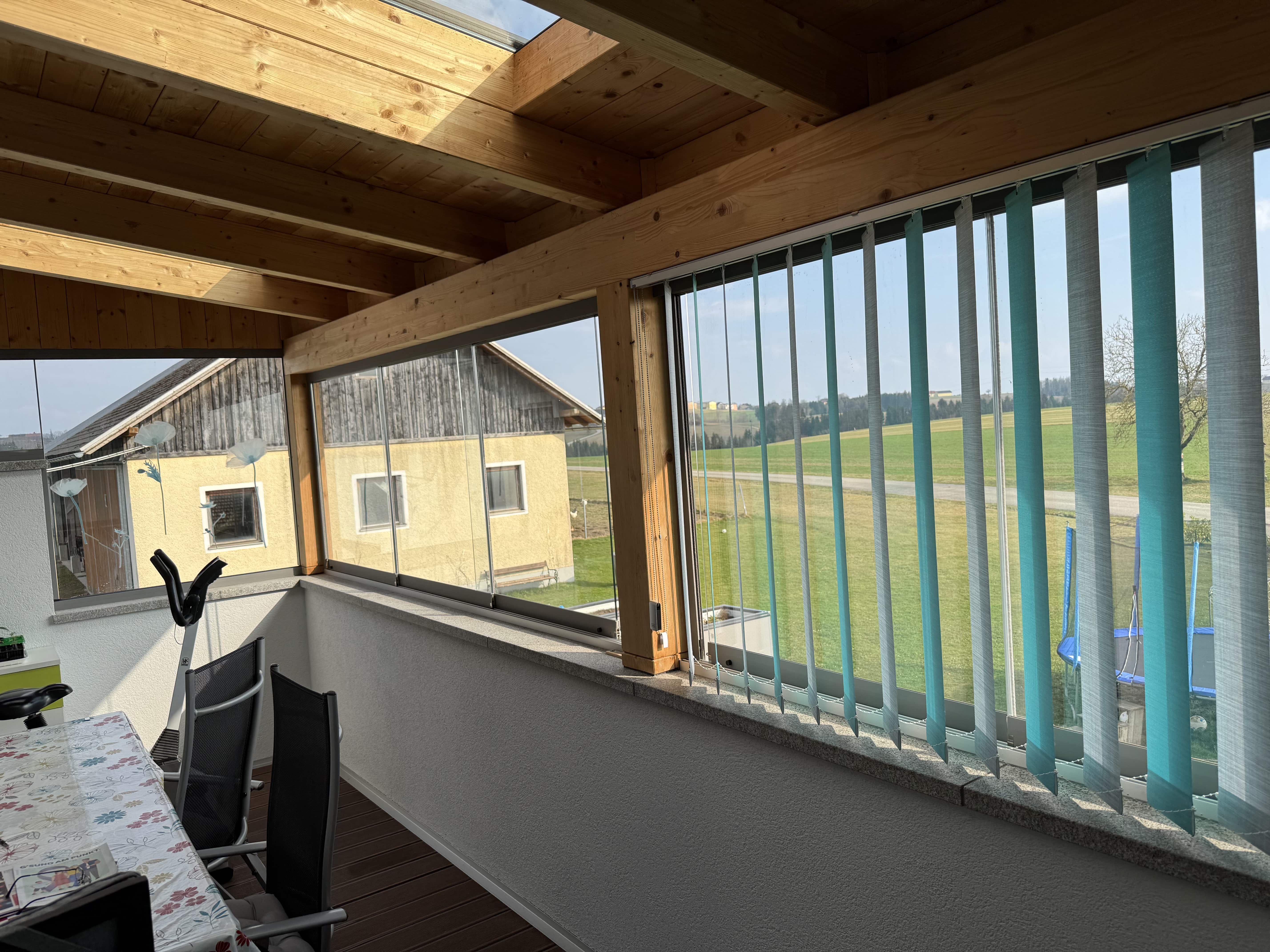 Glasschiebefenster für überdachten Balkon