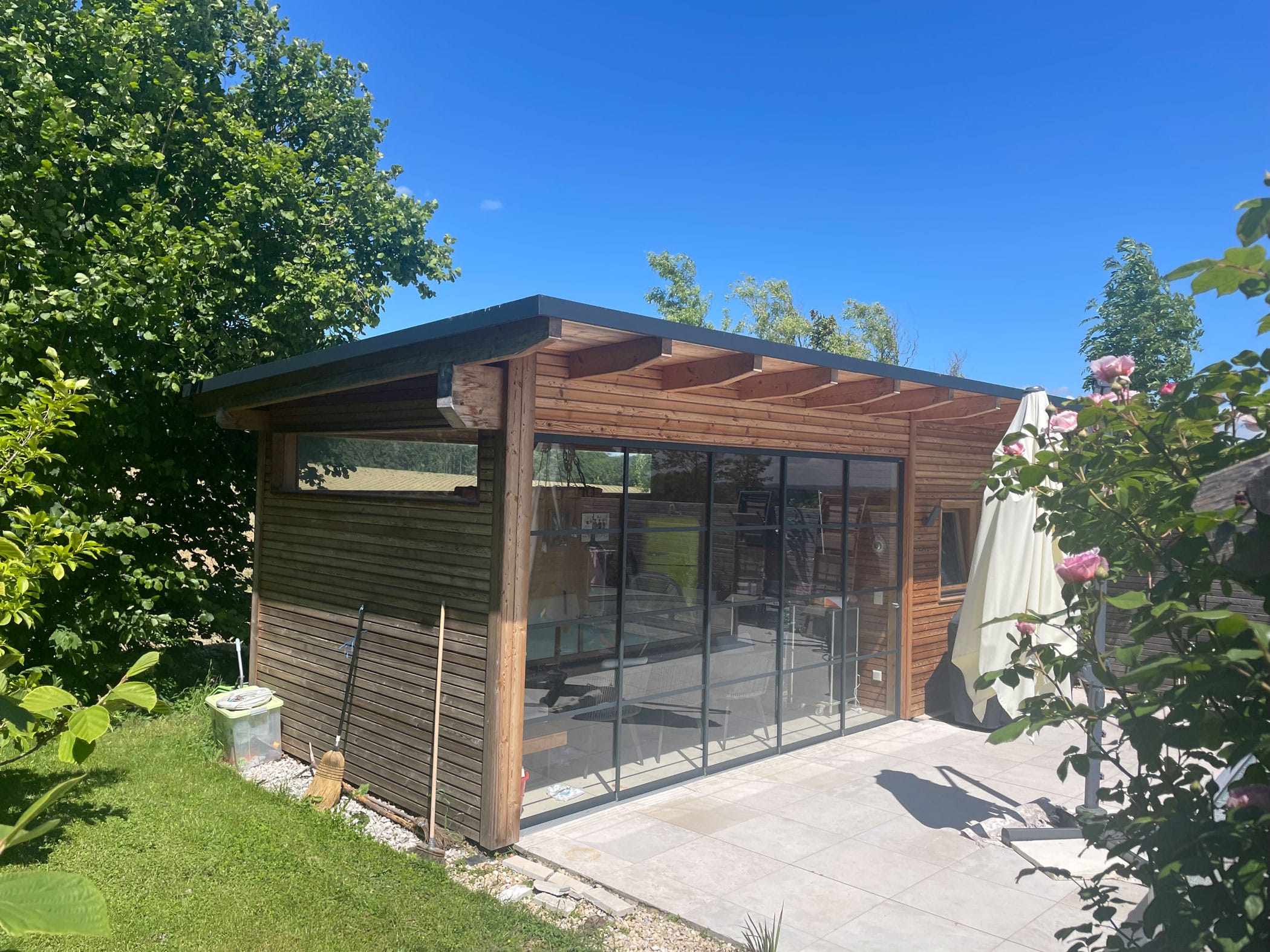 Glasschiebetür im Industrial Design für rustikale Gartenhütte aus Holz