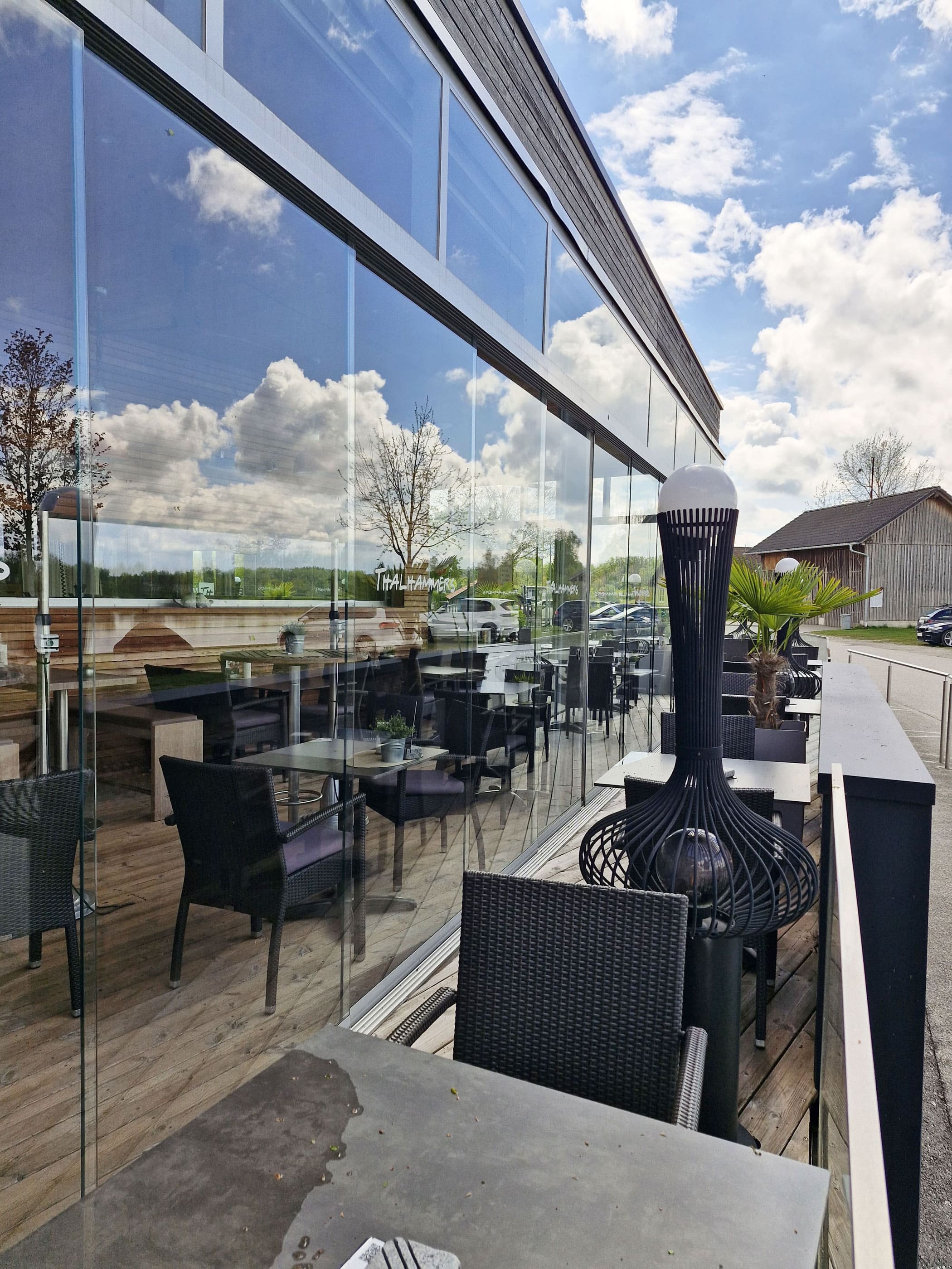 Glasschiebetüren für ein Seerestaurant in Feldkirchen an der Donau