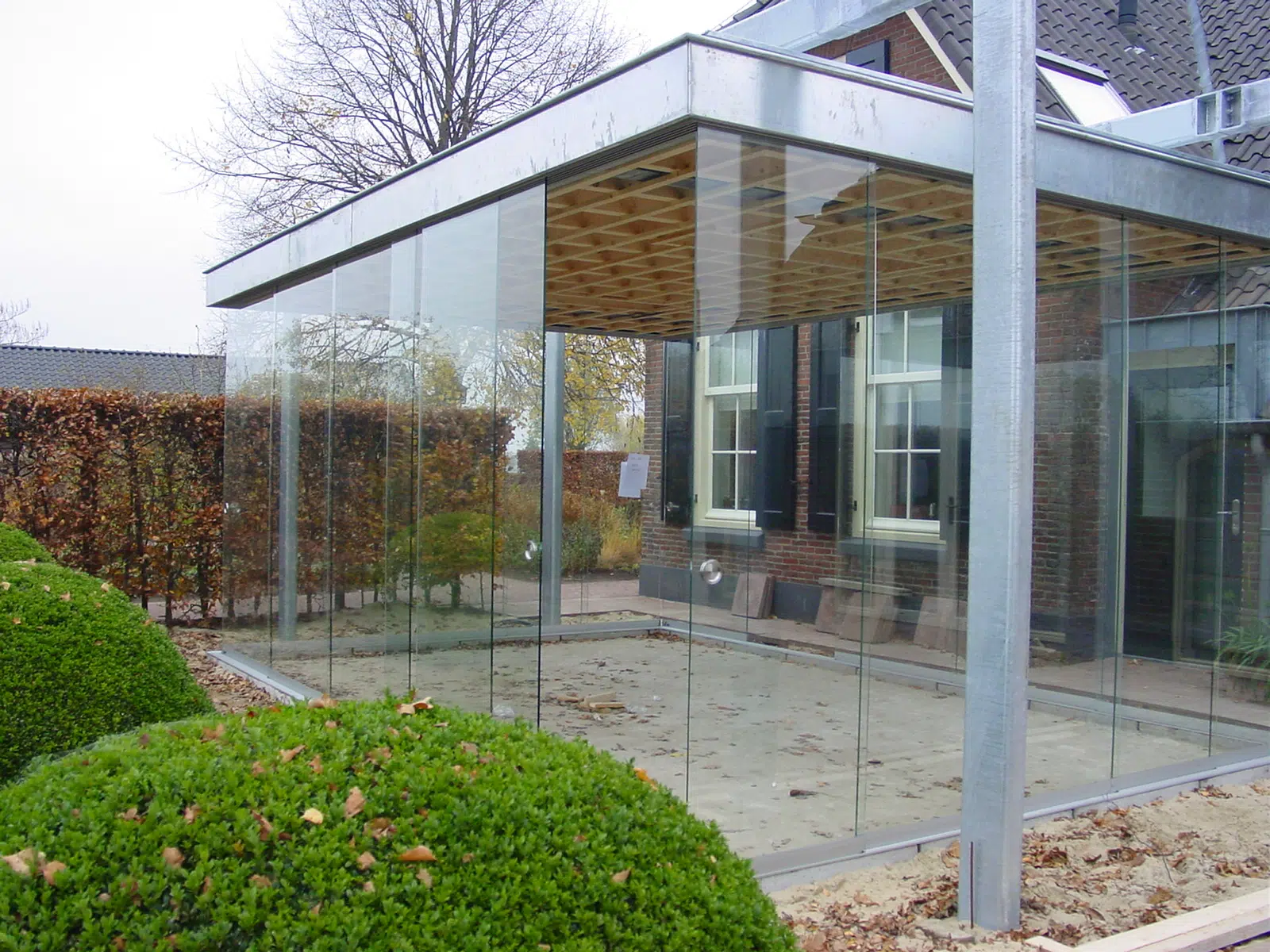 Glasschiebetüre in bauseitig montierter Stahlkonstruktion