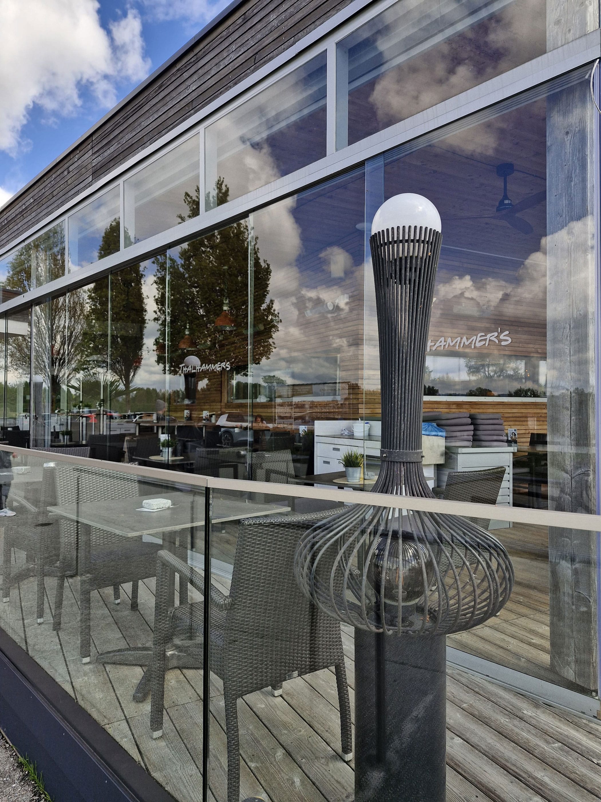 Glasschiebetüren in mehrteiliger Ausführung als Wetterschutz für Seerestaurant