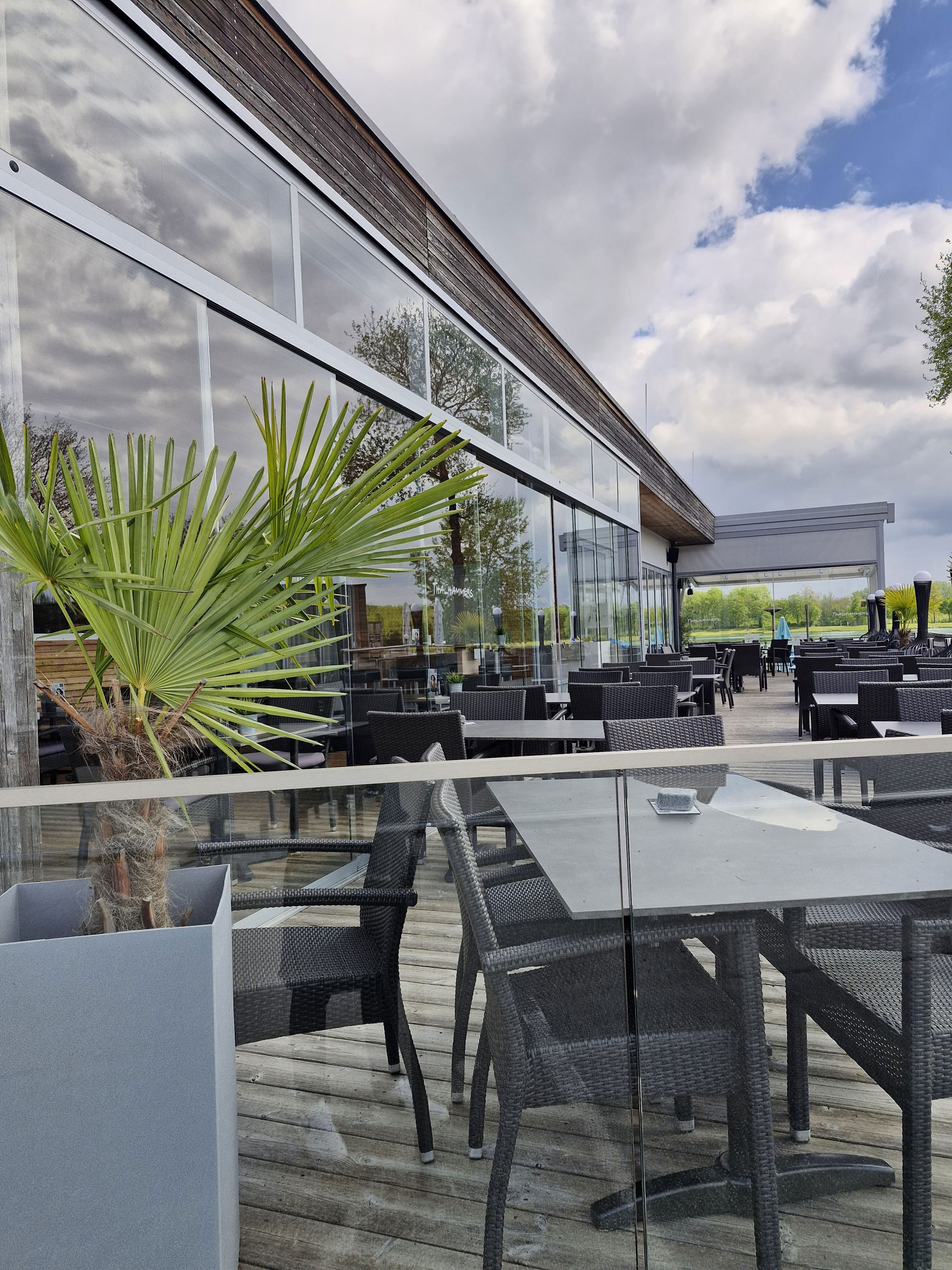 Glasschiebetüren mehrteilig für ein Restaurant als Wetterschutz