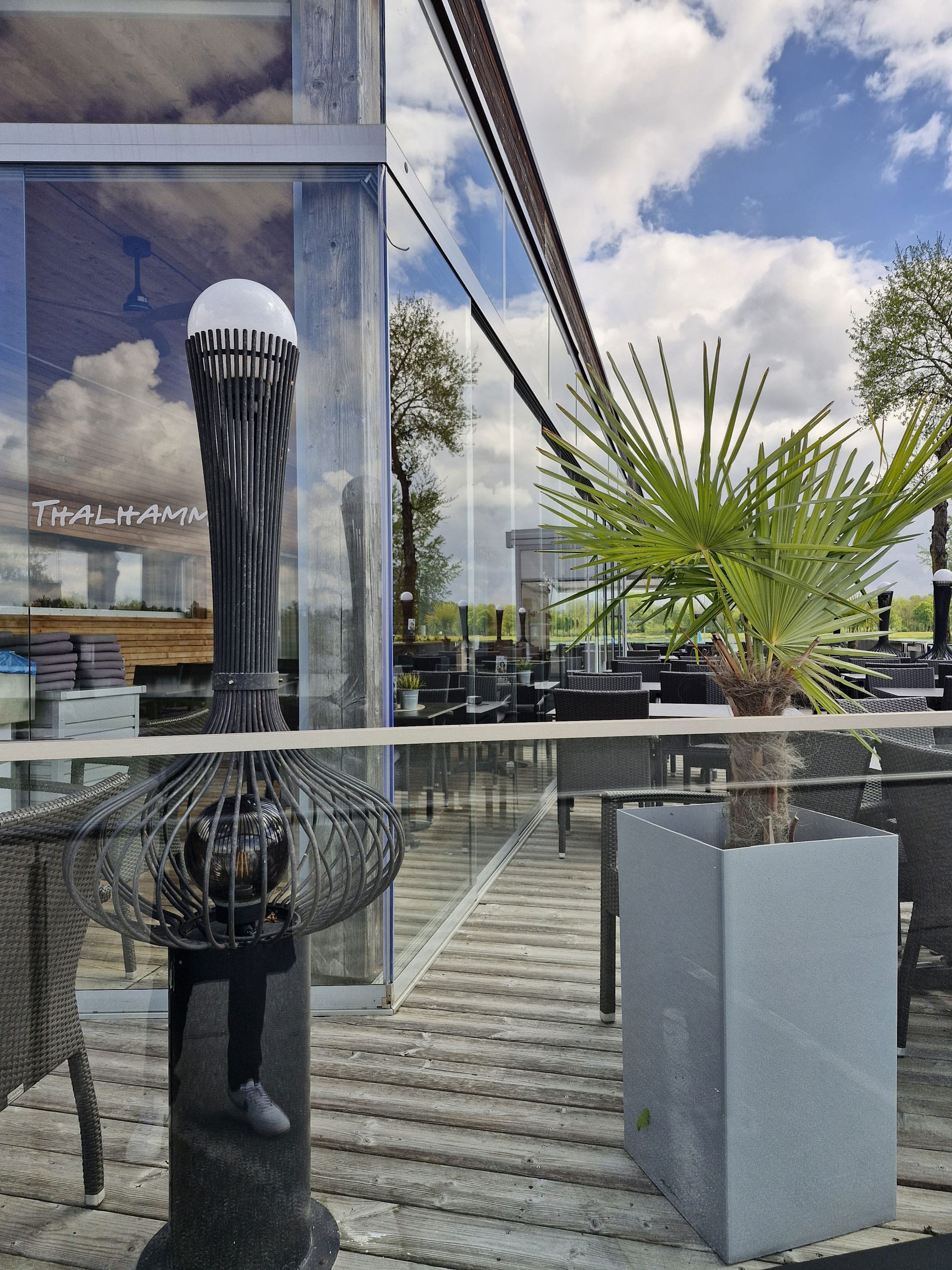 Glasschiebetüren nach Maß als Wetterschutz für ein Seerestaurant in OÖ