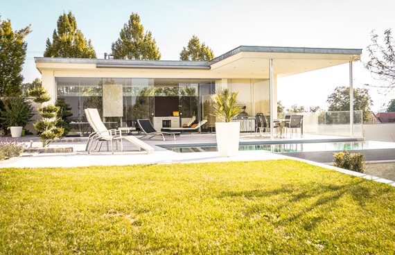 Glasschiebetüren Rahmenlos für ein Poolhaus - montiert und geplant von Fenster-Schmidinger