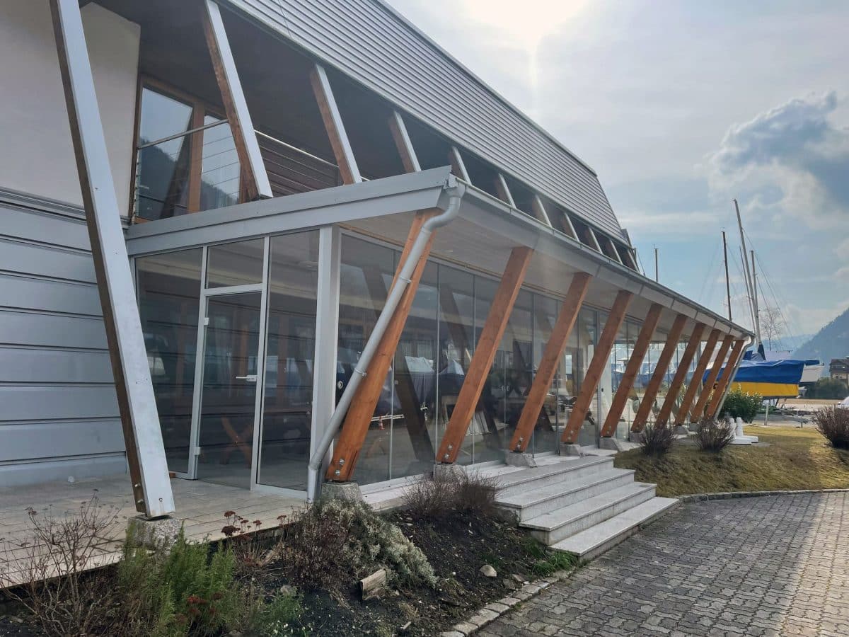 Mehrteilige Glasschiebetüren und Nurglastüre am Clubhaus des Segelclubs in Ebensee am Traunsee