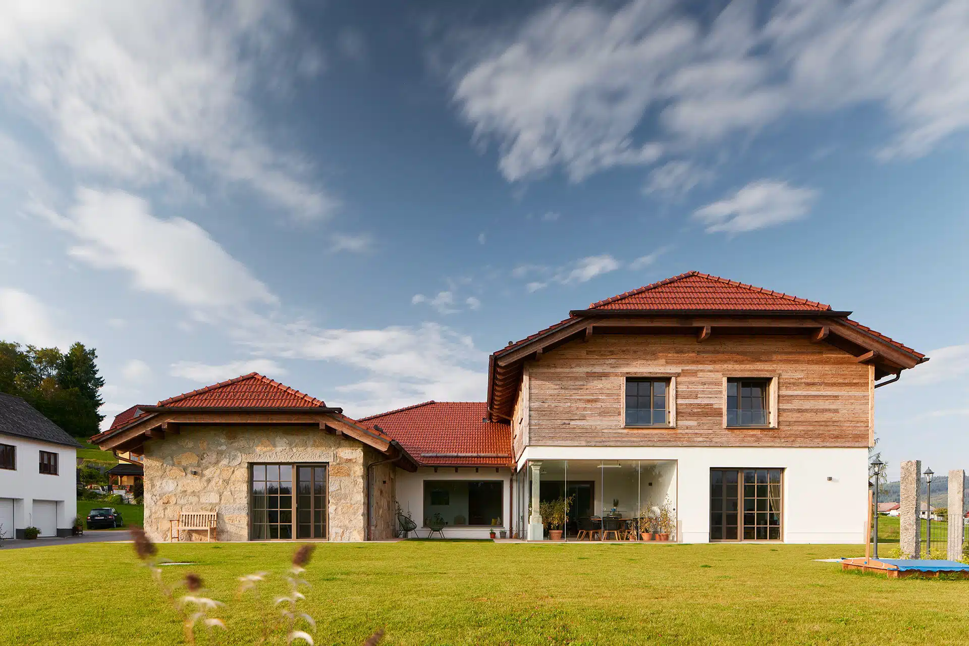 Glasschiebetüren von Sunflex für eine Terrassenverglasung als Windschutz