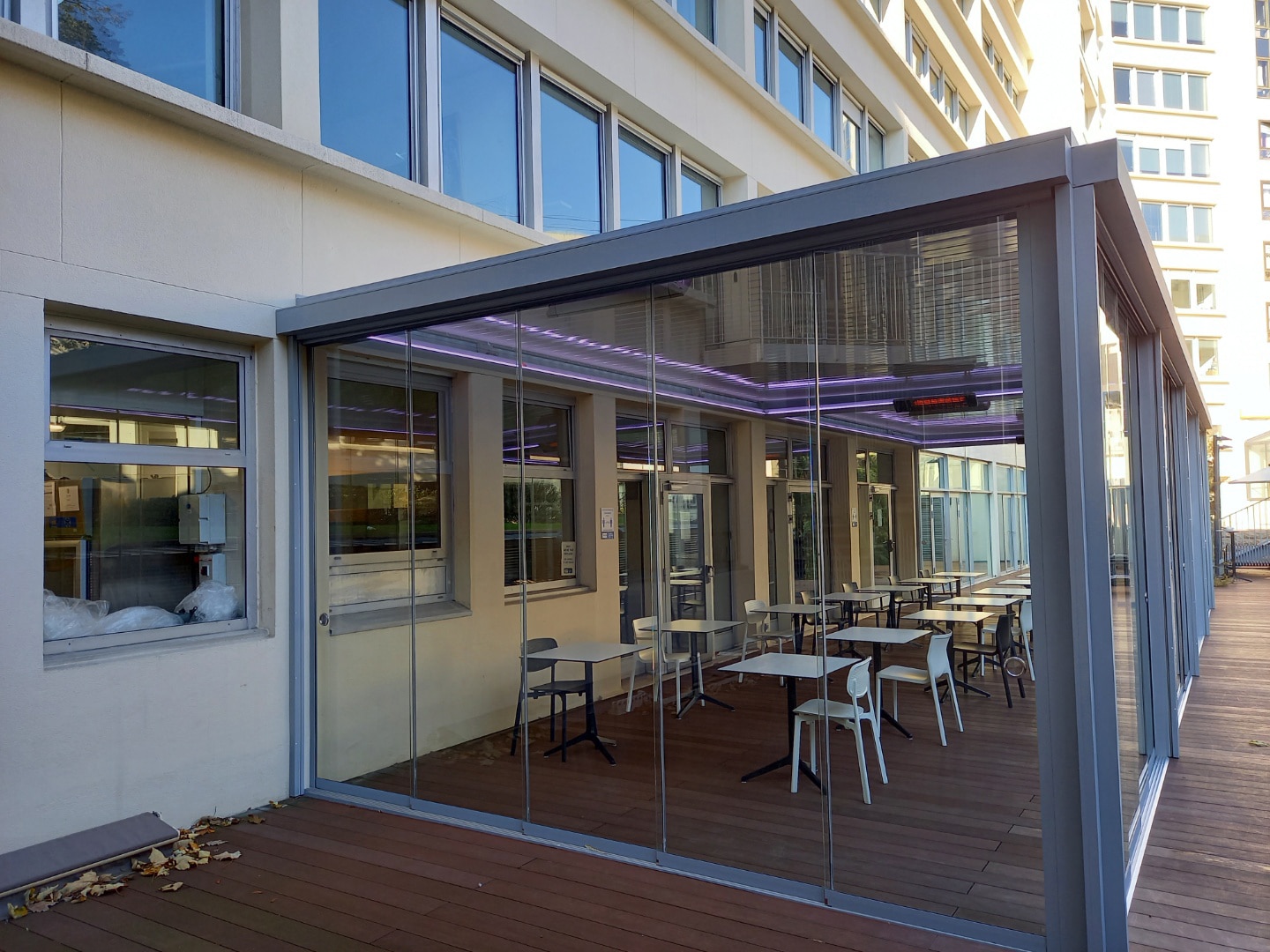 Glasschiebewände für Wintergarten an Firma gebaut
