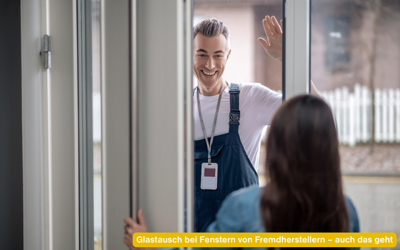 Glastausch bei Fenstern von Fremdherstellern – auch das geht Monteur begrüßt Kundin an der Tür