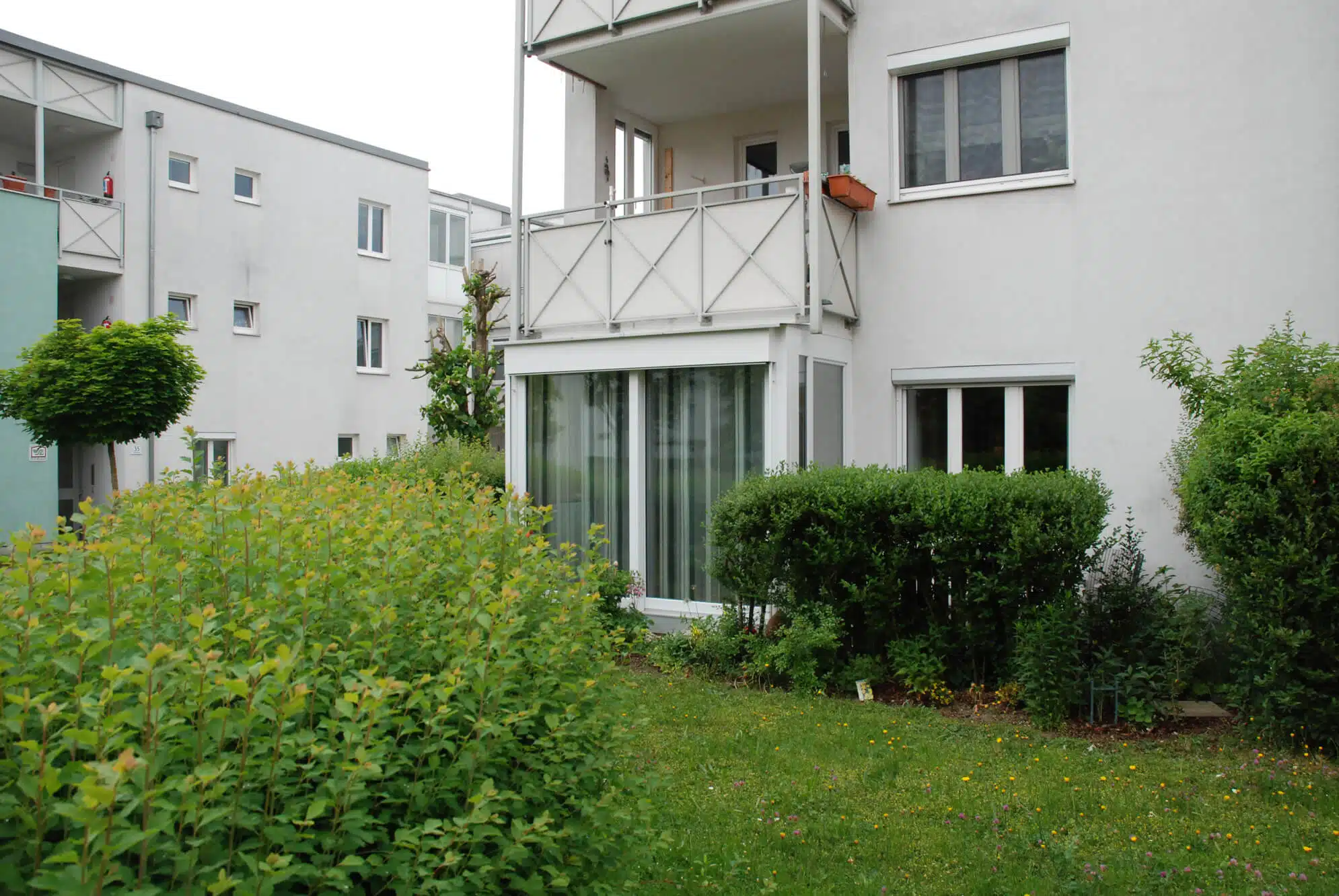 Glasverbau unter Balkon