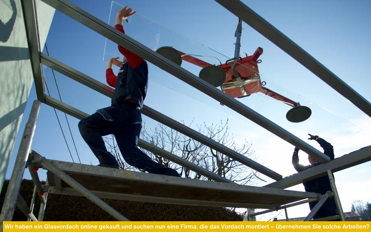 Professionelle Montage einer Glasüberdachung mit einem Glashebegerät (Saugheber) durch Fachmonteure.