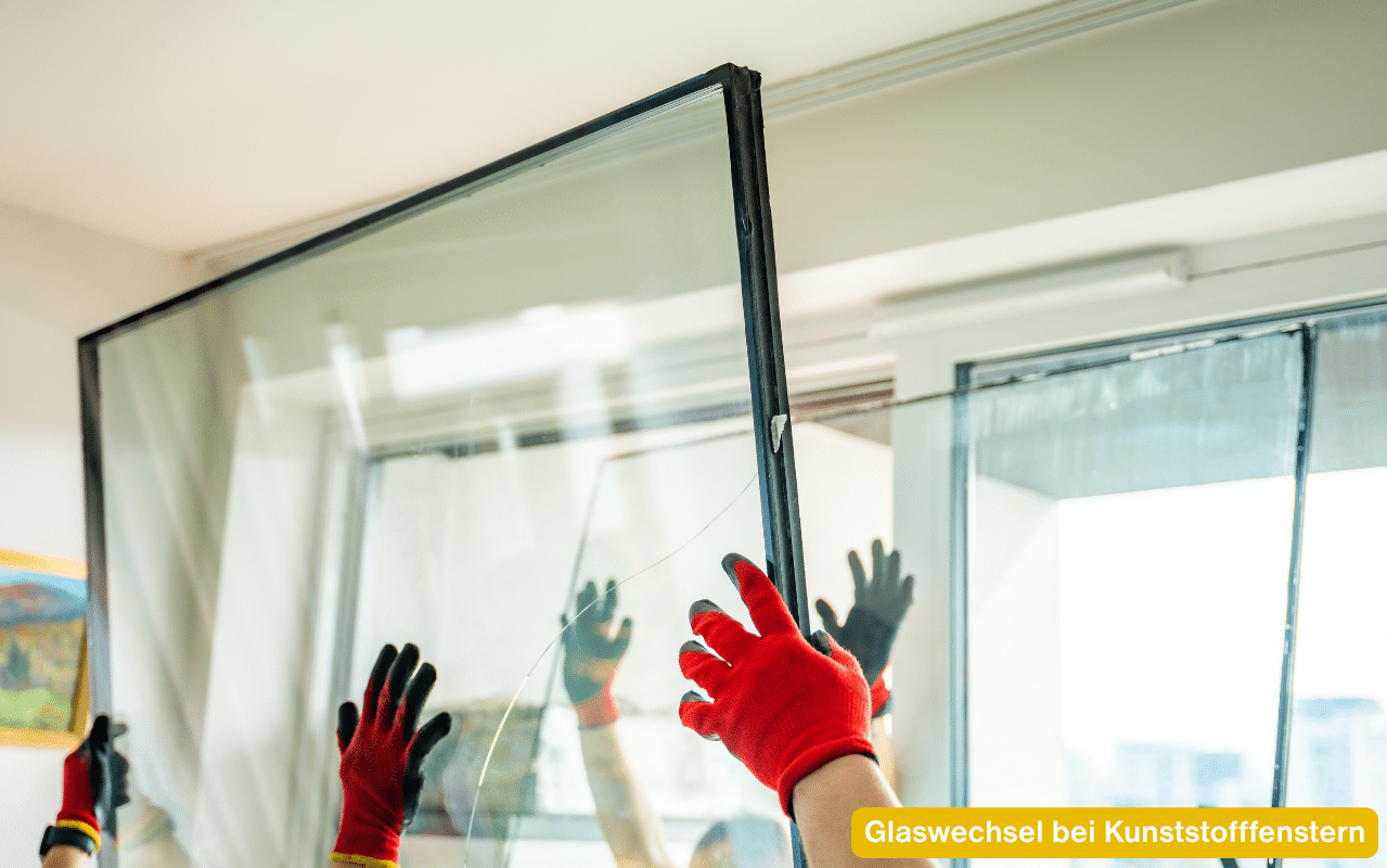 Glaswechsel am Kunststofffenster – defekte Scheibe wird von Monteuren vorsichtig demontiert
