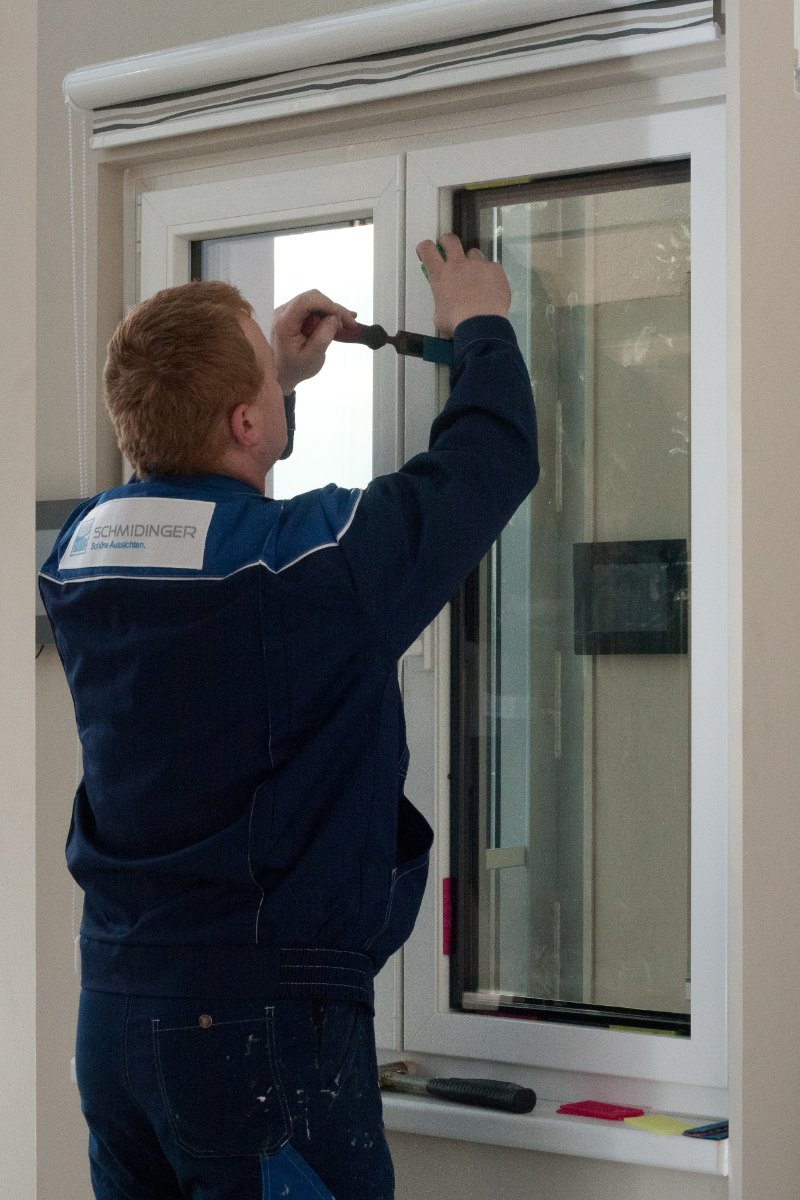 Glaser löst mit dem Messer die Verklebung zwischen Scheibe und Flügelrahmen