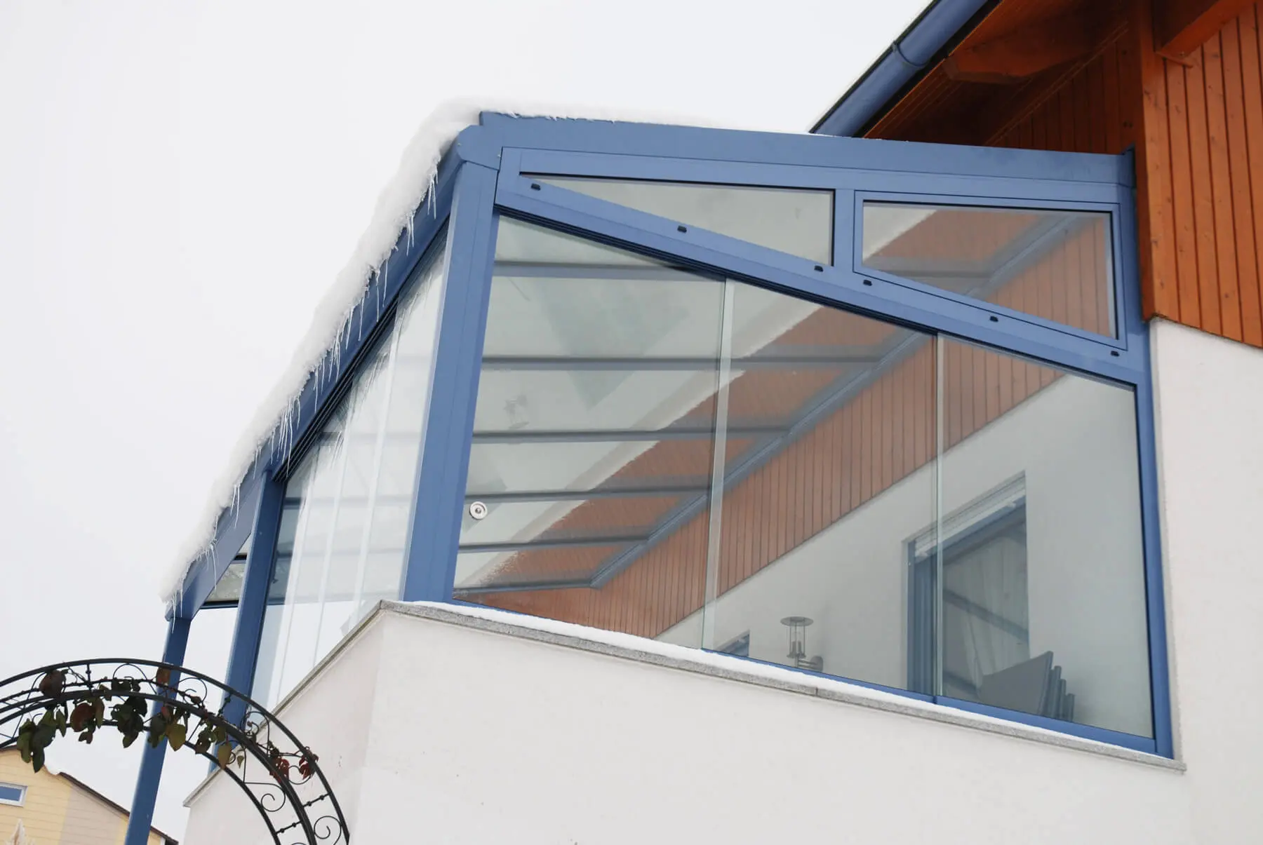 Glaswindschutz mit Sunflex Verglasungen und taubenblauen Aluminium-Profilen
