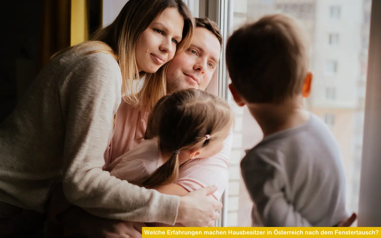 Glückliche Familie blickt aus modernem Fenster. Welche Erfahrungen machen Hausbesitzer in Österreich nach dem Fenstertausch?