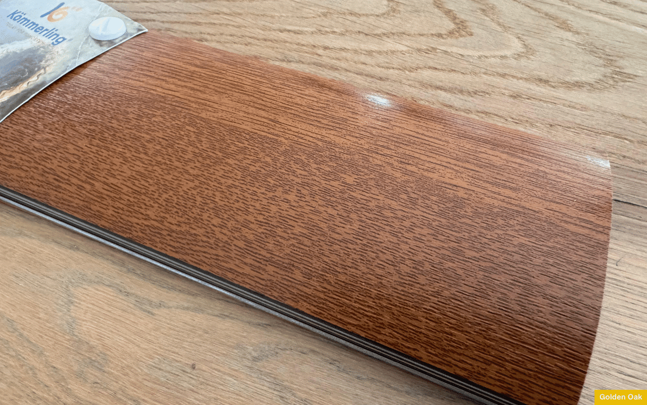 Golden Oak Dekorfolie für Kunststofffenster mit realistischer Holzoptik und strukturierter Oberfläche für vielseitige Einsatzmöglichkeiten im Fensterbau.