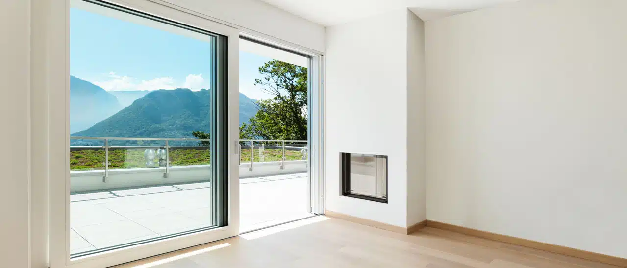 Großformatige 2-teilige Hebeschiebetür in Weiß, aus Kunststoff, führt zu einer Dachterrasse.
