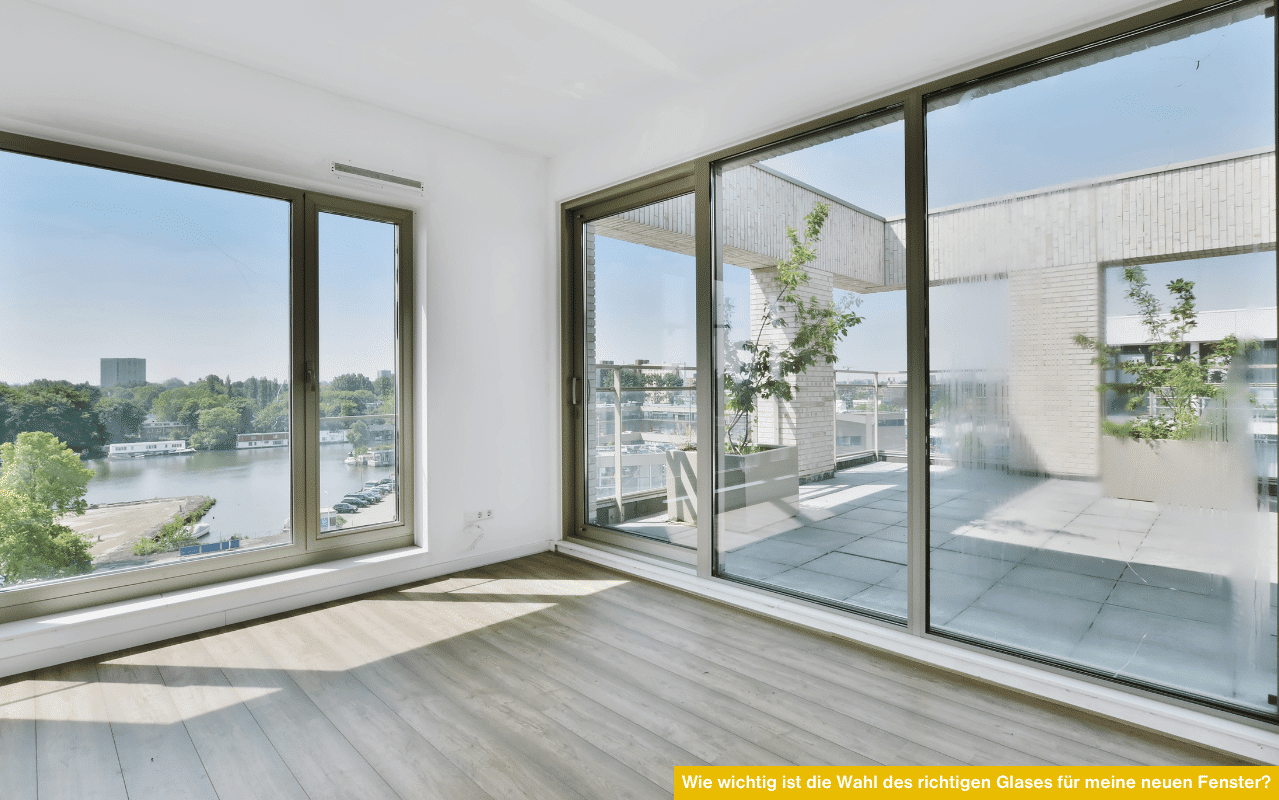 Große Fensterfront in heller Wohnung mit Ausblick zeigt, wie wichtig die Wahl des richtigen Glases für meine neuen Fenster ist.