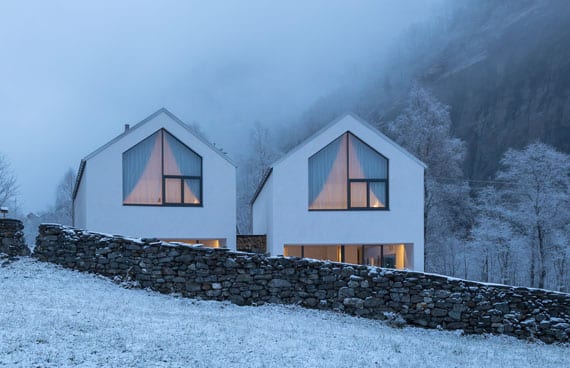 Große Giebelfenster mit schrägen Oberlichtern als architektonisches Highlight