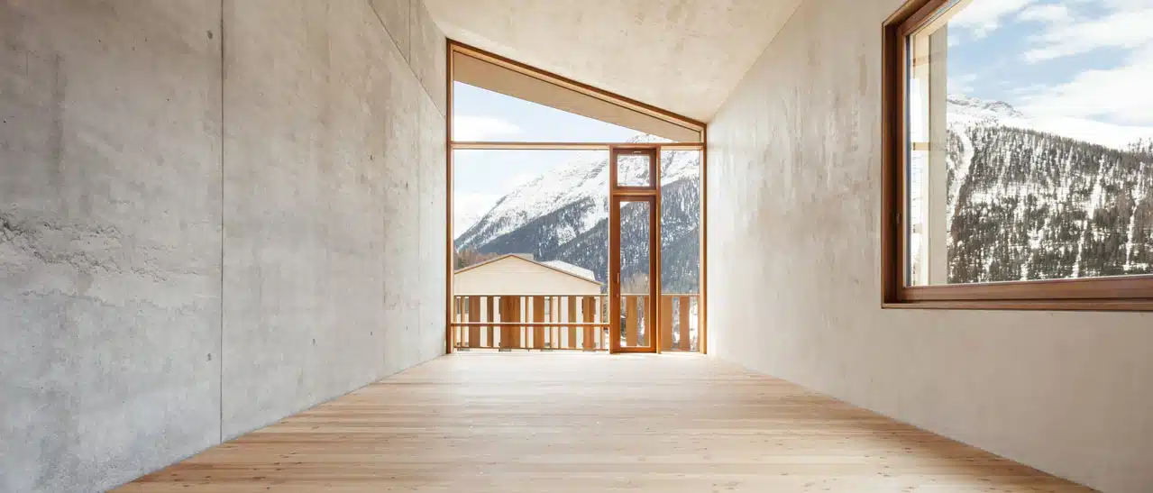 Schräge Oberlicht-Festverglasung, große Glasfenster aus Oberösterreich in verschiedenen Formen.