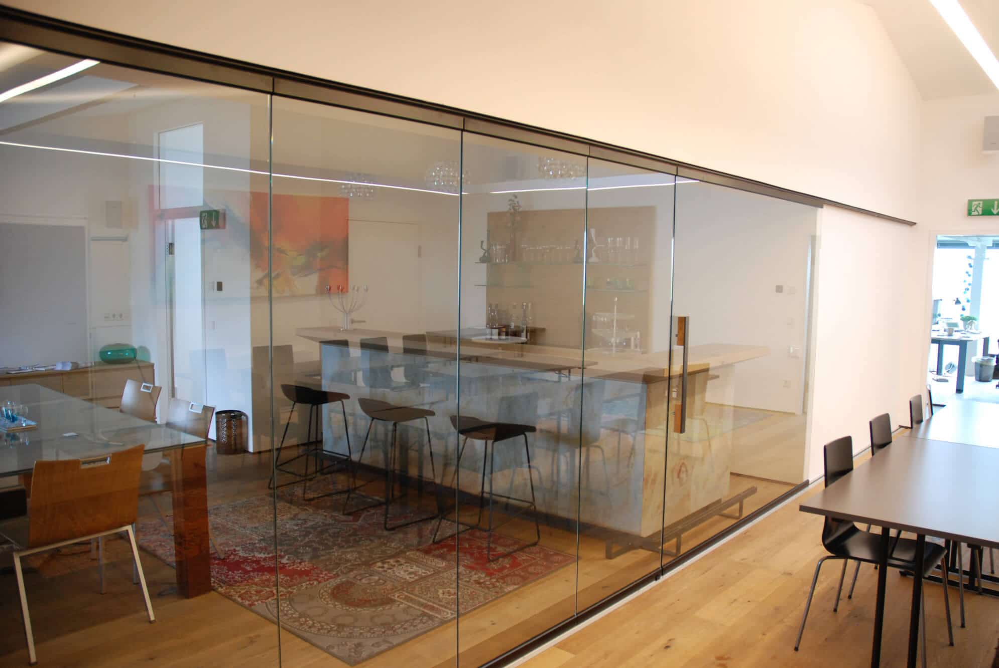 große Glasschiebetüre und Schiebe-Dreh-Verglasung als Raumteiler
