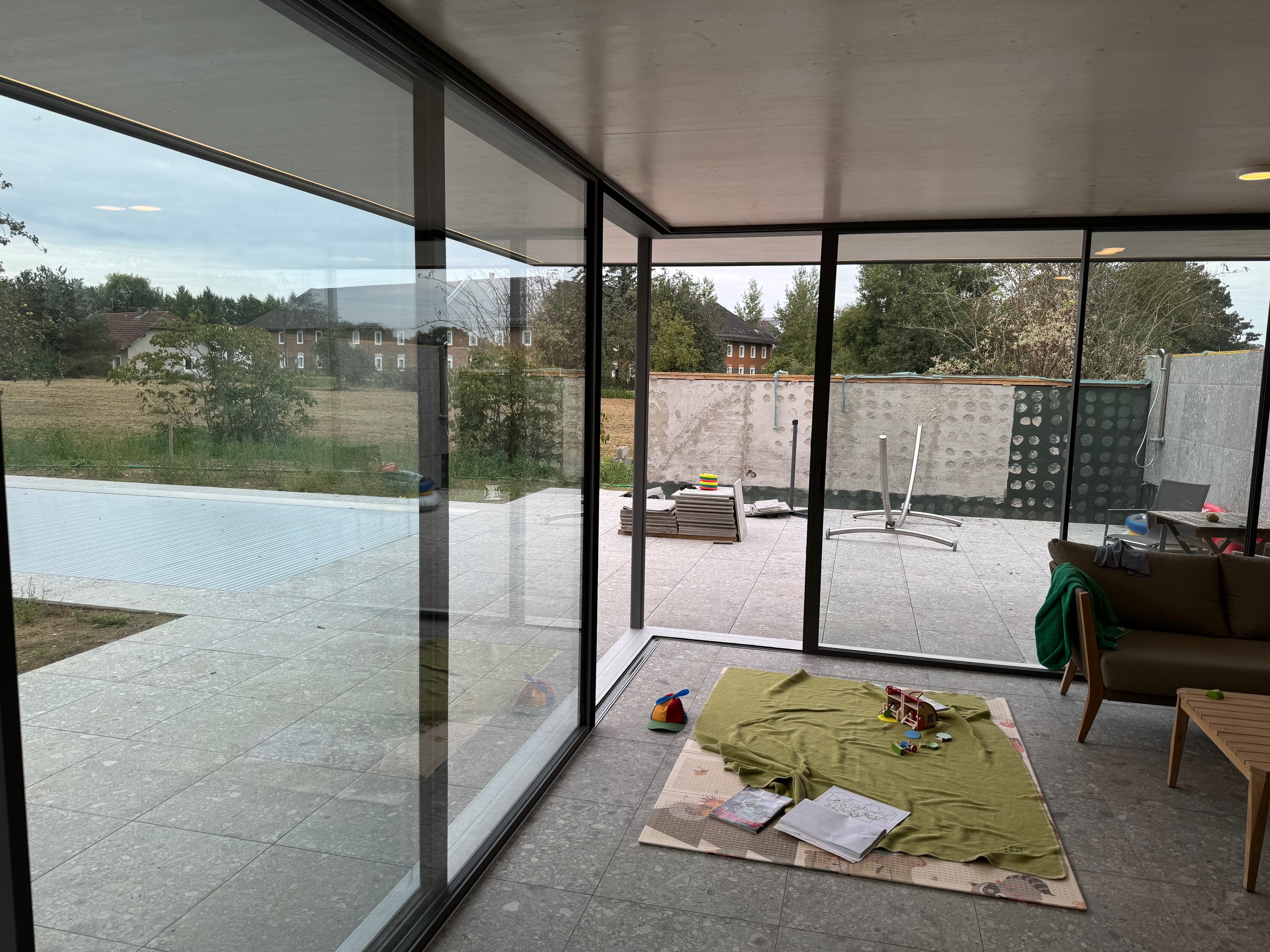 Große Schiebefenster aus thermisch getrennten Alu und schmalen Profilansichten