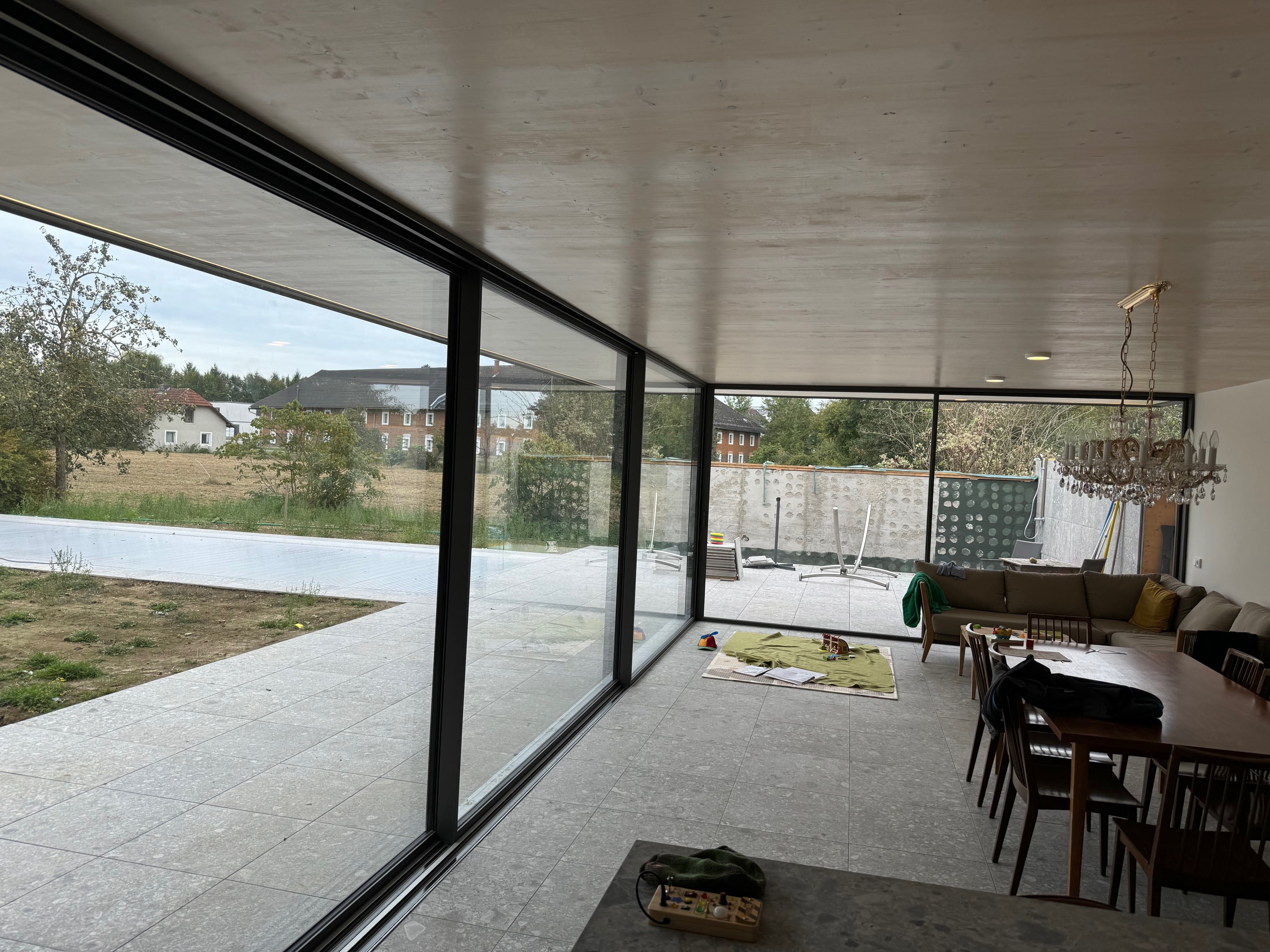 Große Schiebefenster mit schmalen Profilen für Terrasse