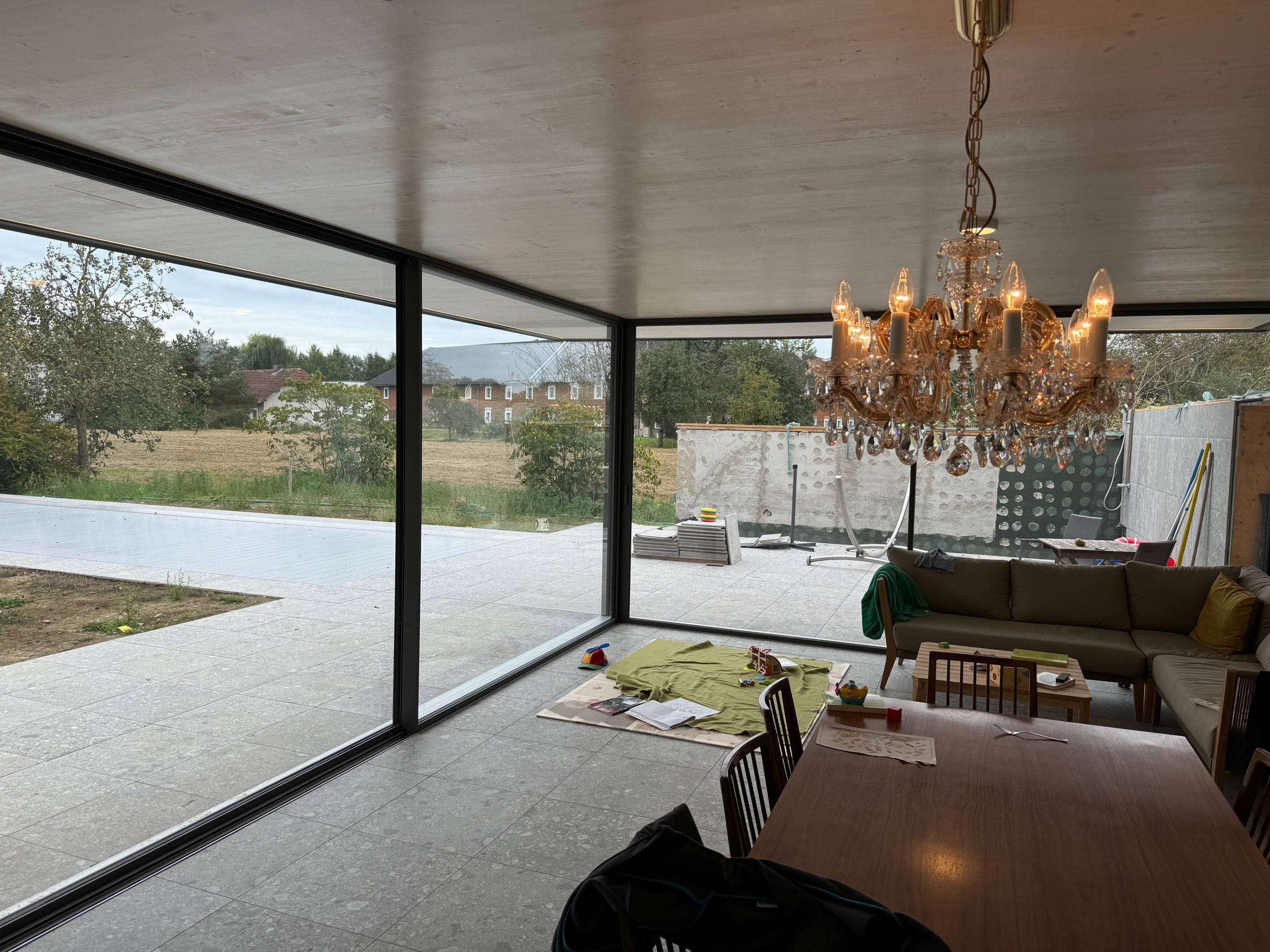 Große Schiebefenster mit schmalen Rahmen