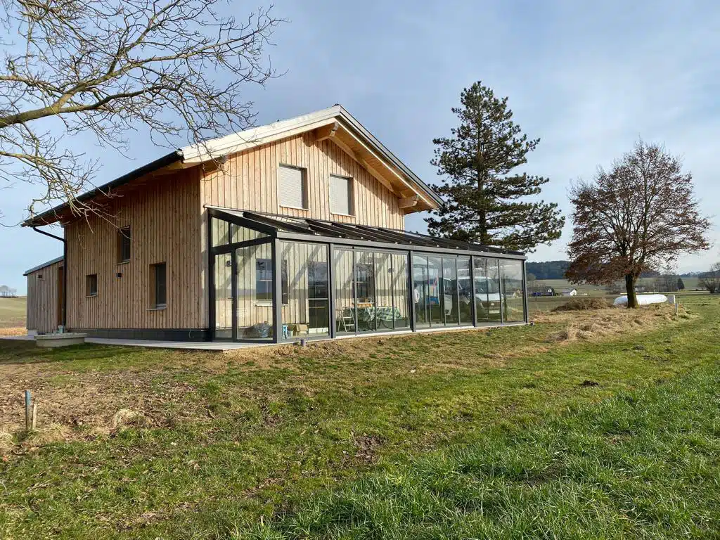 Großer Wintergarten an Holz-Haus montiert - Farbe DB 703 - Projektort 5252 Höhnhart