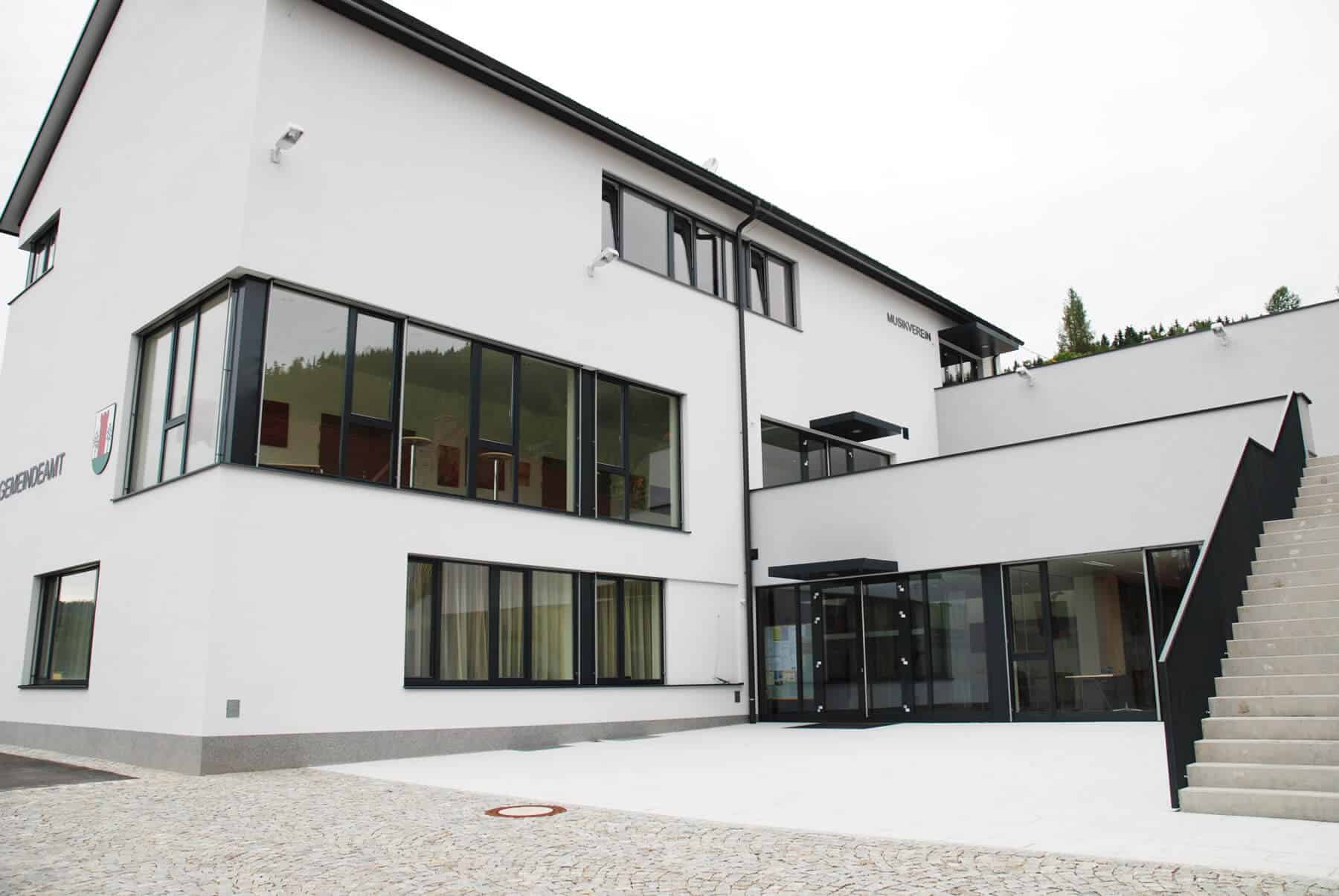 Großes Aluminium-Portal für Gemeindeamt
