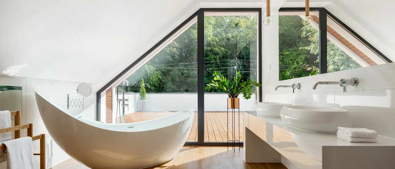 Giebelfenster in Oberösterreich im Badezimmer maximieren natürliches Licht und Wohnkomfort durch schräge Form und energiesparende Verglasungen.