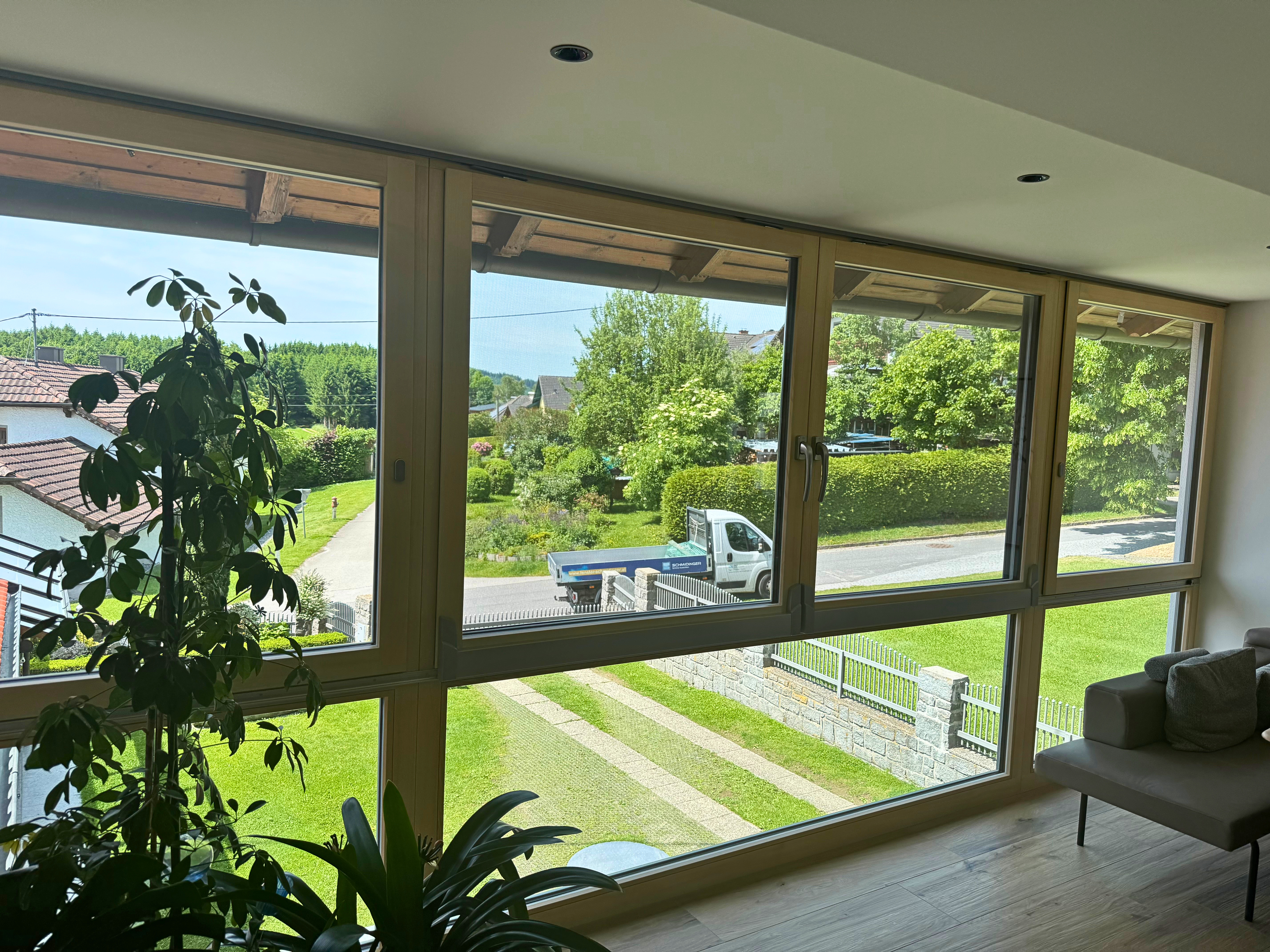 Großflächige PSK-Schiebefenster mit hochwertigen Holzprofilen