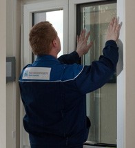 Ausrichten des neuen Glases mit Verglasungsklötzen