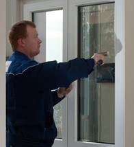 Schritt 7 beim Glaswechsel: Saubere Glasleistenmontage beschließt die Montage der neuen Glasscheibe