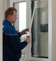 Schritt 2 beim Glaswechsel: Sorgsames Demontieren der senkrechten Glasleisten