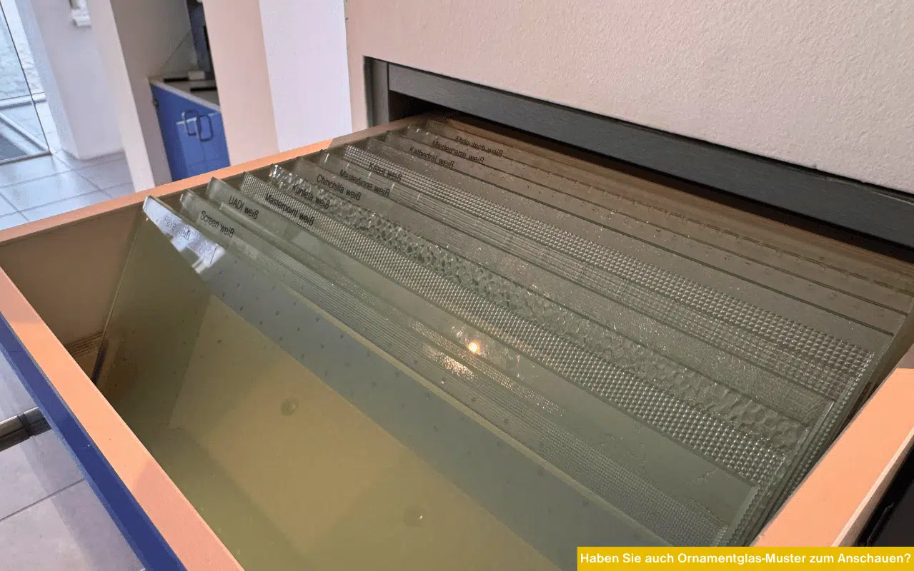 Haben Sie auch Ornamentglas-Muster zum Anschauen? Musterkoffer mit verschiedenen Ornamentgläsern im Schauraum