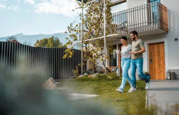 Hausbesitzer in Oberösterreich vor eigenem Haus beim Thema Fenstertausch in Leonding, Traun & Ansfelden – worauf’s in der Praxis ankommt.