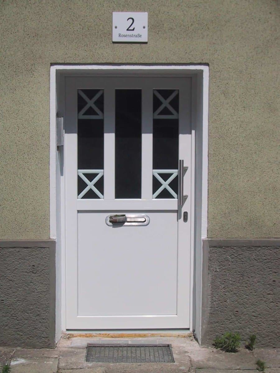 Weiße Alu-Haustür mit Sprossen in den Glasfeldern und Briefschlitz in Linz