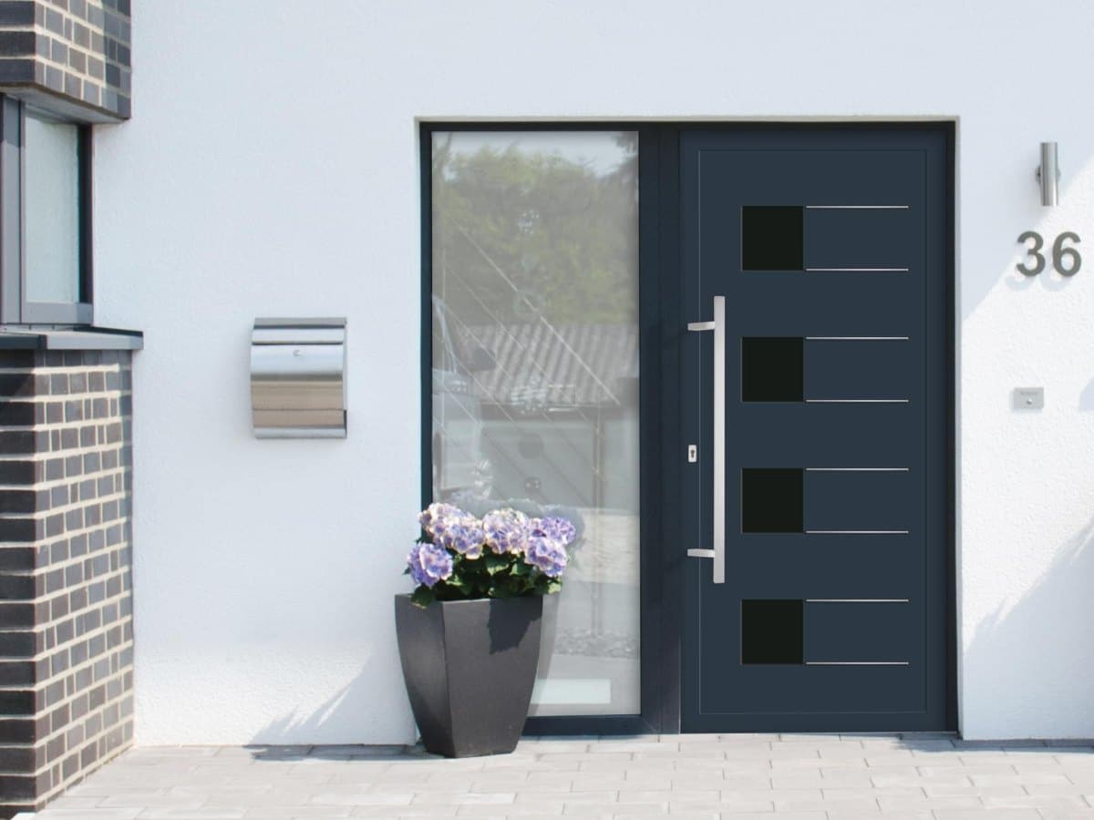 Aluminium-Haustür in Anthrazit mit Glas-Seitenteil und Stangengriff