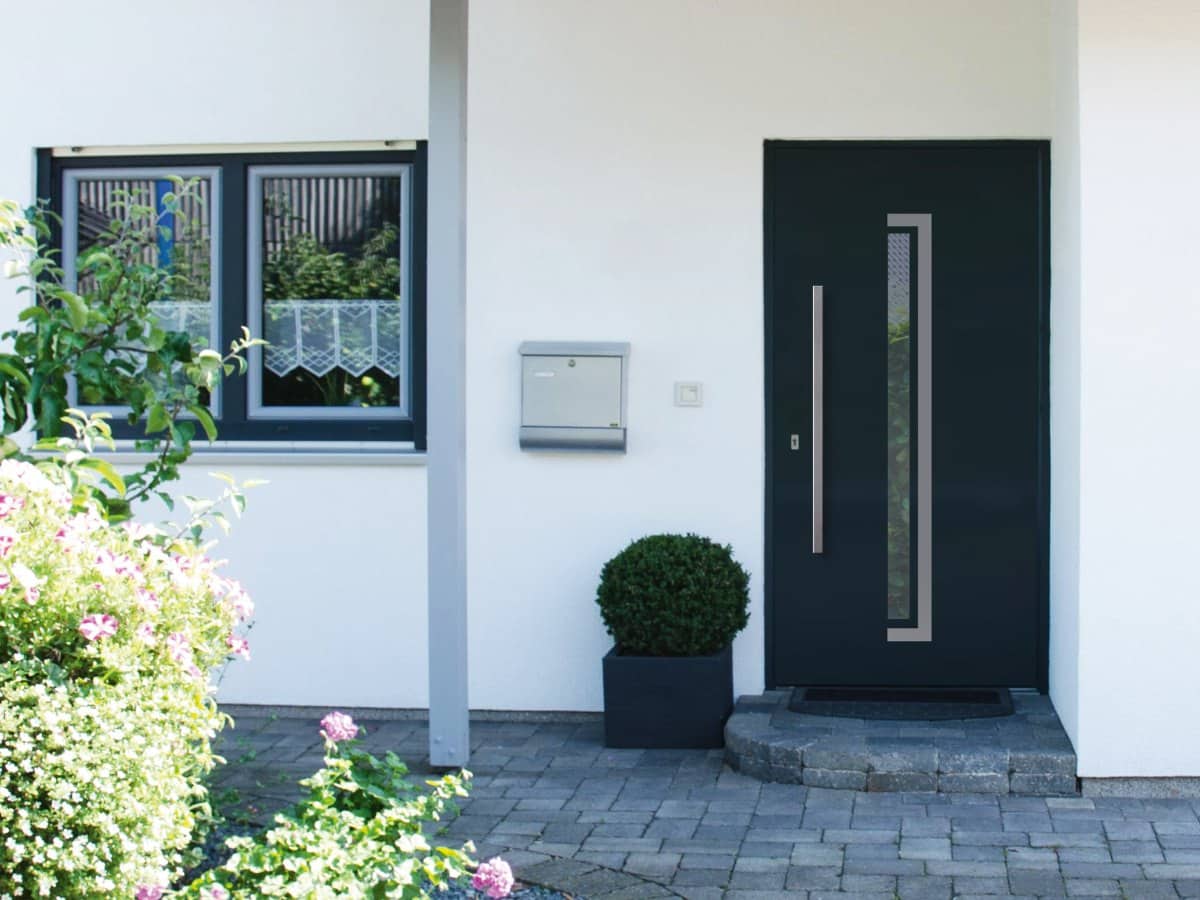 Aluminium-Haustür in Anthrazit mit schmalem Glasausschnitt, montiert in Wels, Projekt von Fenster Schmidinger