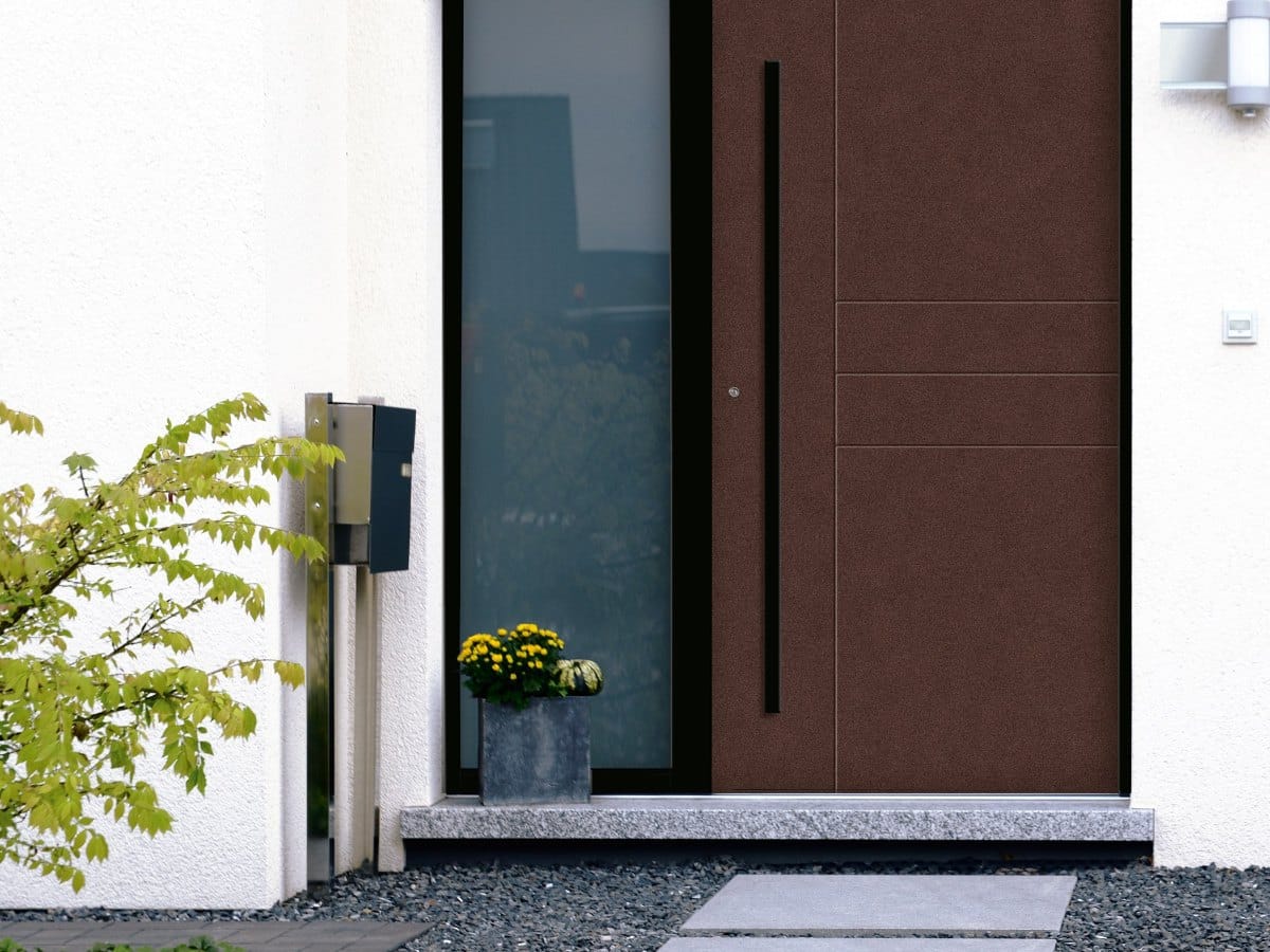 Braune Aluminium-Haustür mit seitlichem Glasstreifen und guter Wärmedämmung, montiert in Rohrbach, Projekt von Fenster Schmidinger
