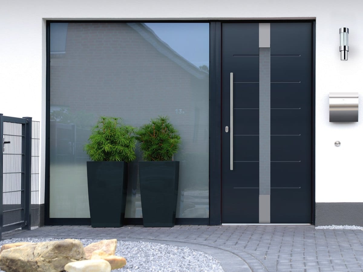 Aluminium-Haustür in Anthrazit mit großem verglastem Seitenteil, nach Maß gefertigt, Projekt von Fenster Schmidinger