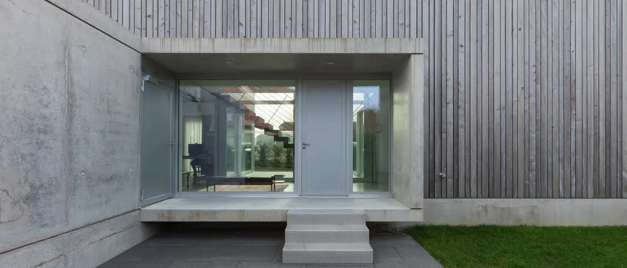 Haustür aus Holz, Kunststoff oder Aluminium