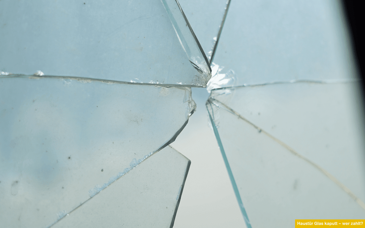 Haustür Glas kaputt - wer zahlt? Nahaufnahme von gesprungenem Glas als Symbolbild für Schäden an Haustürverglasungen und Versicherungsfragen.