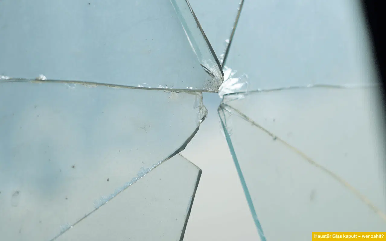 Haustür Glas kaputt – wer zahlt? Nahaufnahme von gesprungenem Glas als Symbolbild für Schäden an Haustürverglasungen und Versicherungsfragen.